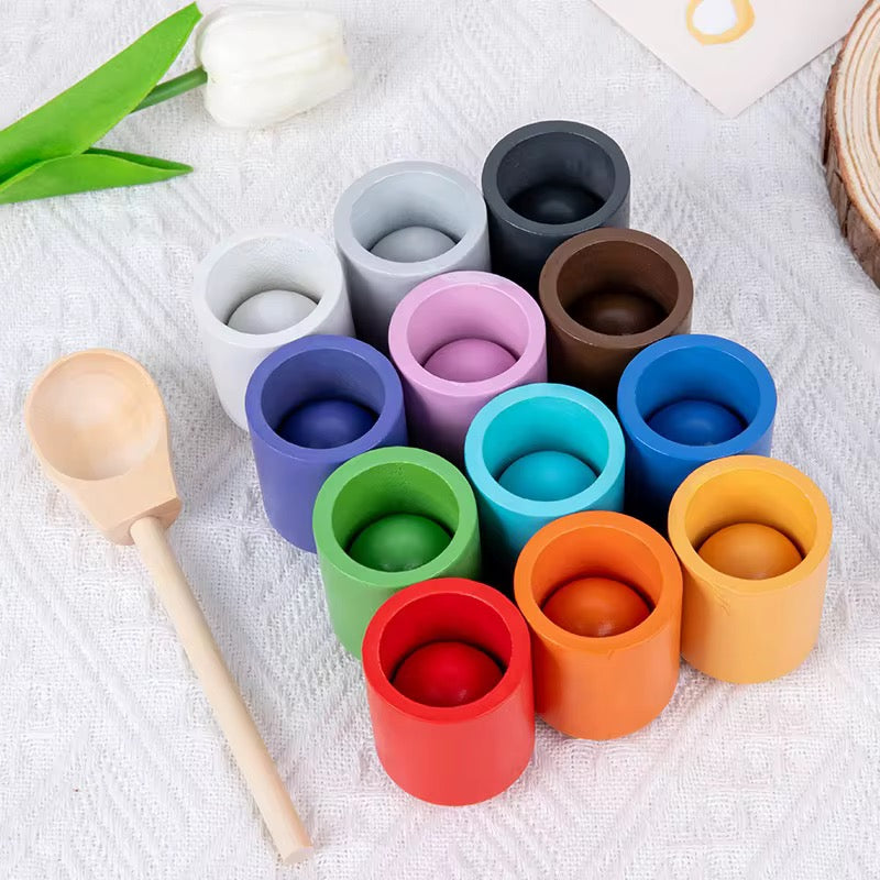 Montessori Regenbogen-Sortierspiel aus Holz – 12 Tassen mit Kugeln, Schale & Zange
