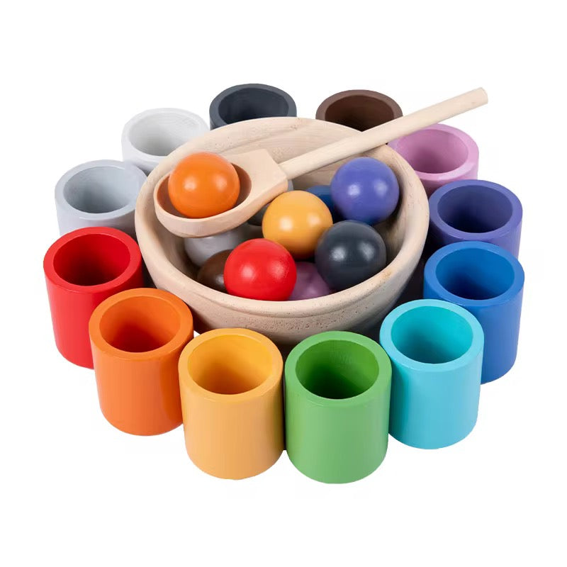 Montessori Regenbogen-Sortierspiel aus Holz – 12 Tassen mit Kugeln, Schale & Zange