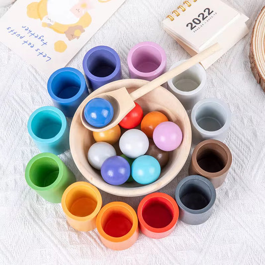 Montessori Regenbogen-Sortierspiel aus Holz – 12 Tassen mit Kugeln, Schale & Zange